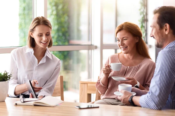 Glada leende kollegor dricker kaffe — Stockfoto