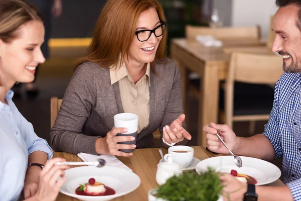 Compañeros alegres almorzando por negocios — Foto de Stock