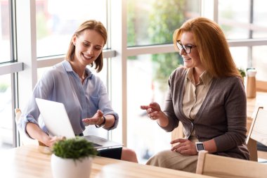 Pozitif meslektaşları proje tartışıyor