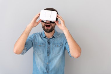 Sanal gerçeklik cihazı nı kullanan neşeli adam