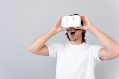 Sanal gerçeklik cihazı nı kullanan neşeli adam