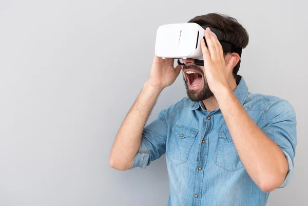 Emotionell leende man med Virtual Reality-enhet — Stockfoto