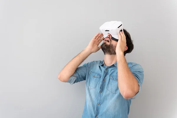 Przyjemny Brodaty człowiek za pomocą urządzenia wirtualnej rzeczywistości — Zdjęcie stockowe