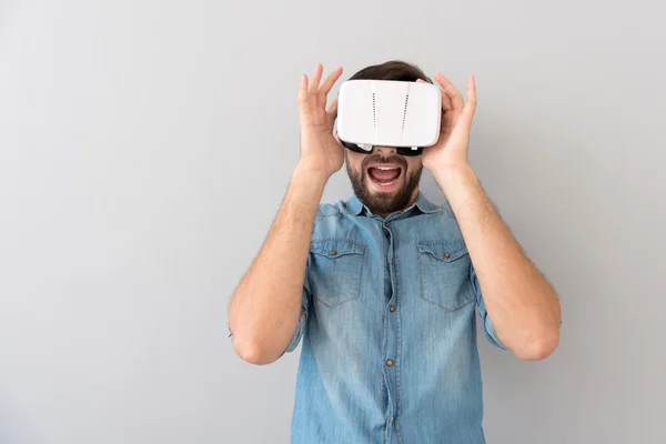Glad skäggiga man använder Virtual Reality-enhet — Stockfoto