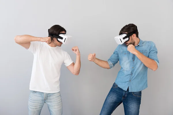 Serieuze mannen die virtual reality brillen gebruiken — Stockfoto