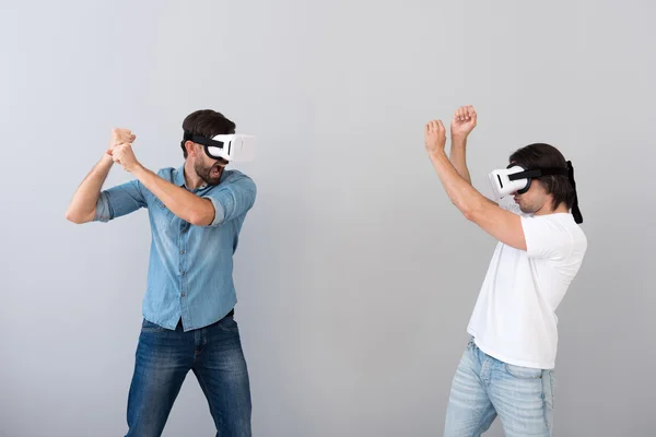 Serieuze betrokken mannen met behulp van Virtual reality bril — Stockfoto