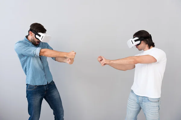 Betrokken mannen met Virtual Reality-apparaat — Stockfoto