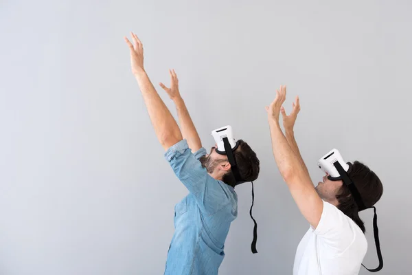Hombres agradables utilizando dispositivo de realidad virtual —  Fotos de Stock