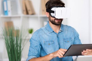 Tablet kullanarak mutlu adam