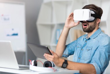 Hoş duygusal adam masada oturan