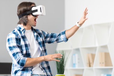 Sanal gerçeklik cihazı nı kullanan duygusal adam