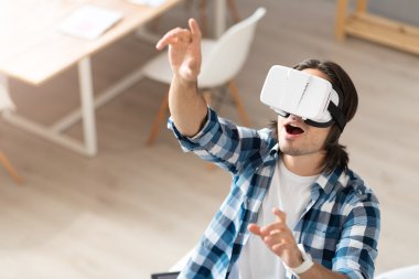 Sanal gerçeklik aygıt kullanan olumlu adam