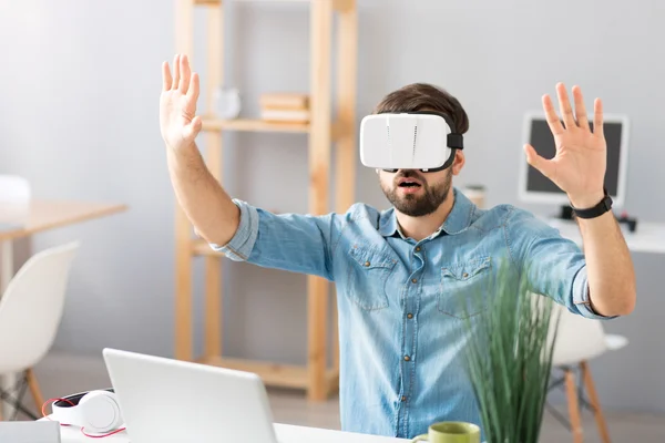 Hombre emocional usando gafas de realidad virtual — Foto de Stock