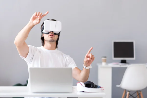 Trevlig man med hjälp av virtual reality-enhet — Stockfoto