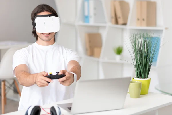 Positiv man spelar video spel — Stockfoto