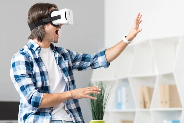 Emotionell man använder Virtual Reality-enhet — Stockfoto
