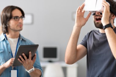 Sanal gerçeklik gözlüklerini test edinen hoş iş arkadaşları