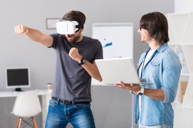 Sanal gerçeklik gözlüklerini test edinen hoş iş arkadaşları