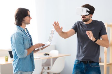 Keyifli genç meslektaşları sanal gerçeklik cihazı test