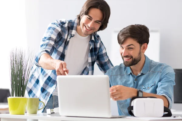 Projeyi tartışan memnun iş arkadaşları