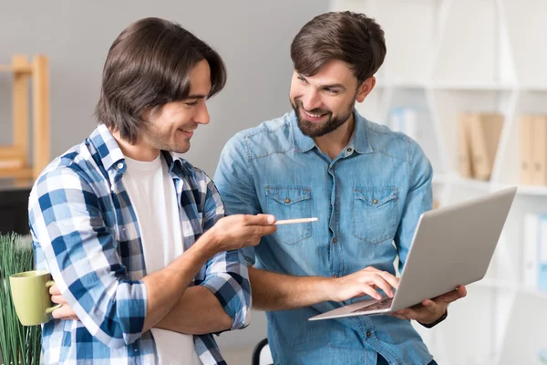 Glada kollega använder laptop — Stockfoto