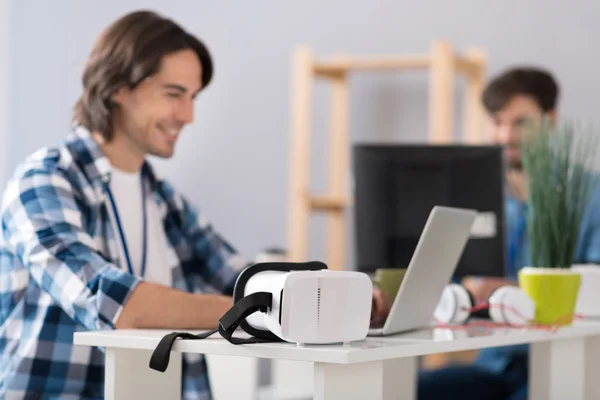 Positiver Mann arbeitet am Laptop — Stockfoto