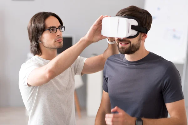 Collèges agréables travaillant avec un appareil de réalité virtuelle — Photo