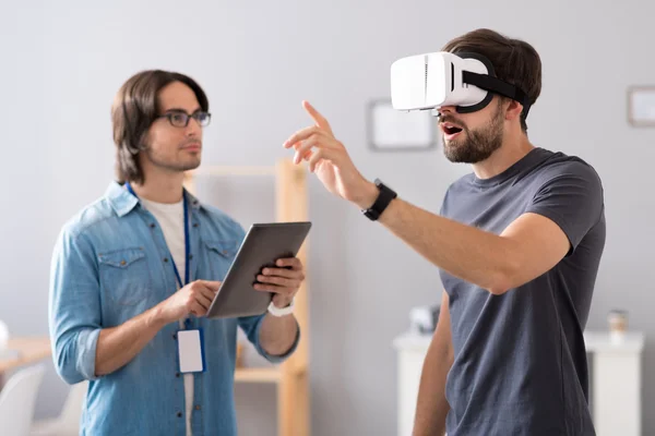 Trevliga kollegor testa Virtual Reality glasögon — Stockfoto