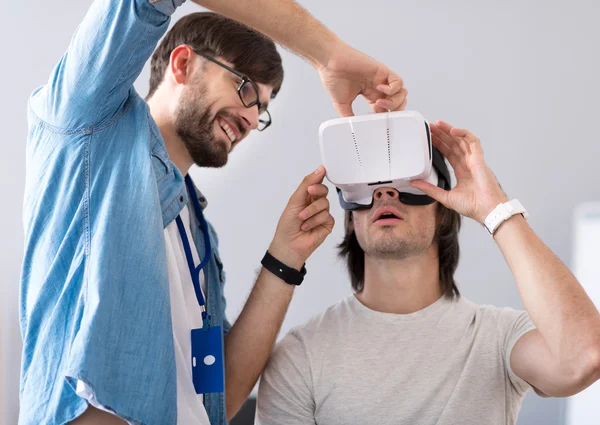 Positieve collega's virtuele realiteit apparaat testen — Stockfoto