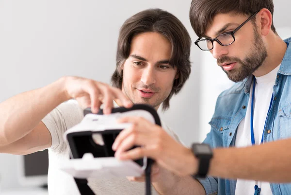 Sanal gerçeklik cihazını test edinen hoş iş arkadaşları