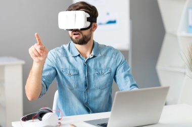 Masada oturan ciddi bir adam dahil