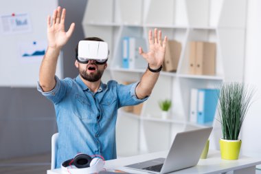 Masada oturan duygusal adam