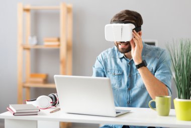 Sanal gerçeklik cihazı nı kullanan neşeli adam