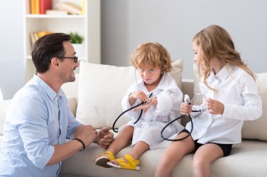 Sevimli küçük çocuk stetoskop çalışıyor