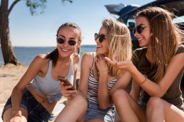 Neşeli arkadaşları sahilde dinlenme