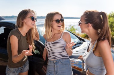 Neşeli arkadaşları hoş konuşmayı