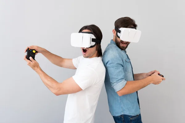 Positiva män som använder Virtual Reality-enhet — Stockfoto