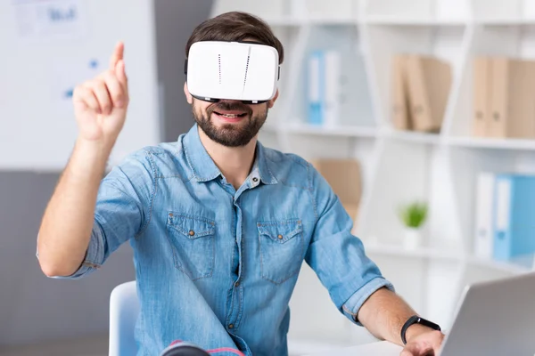 Agradable hombre sentado a la mesa — Foto de Stock