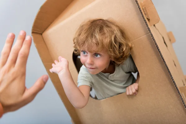 Close-up van jongen geven vijf — Stockfoto