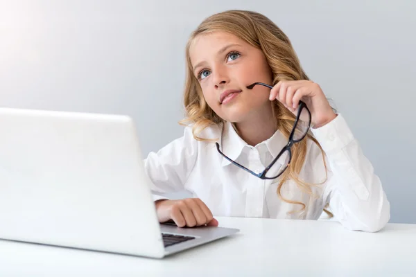 Mädchen sitzt vor Laptop — Stockfoto