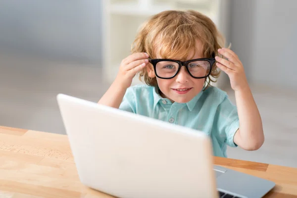 Schattige jongen Putting op bril — Stockfoto