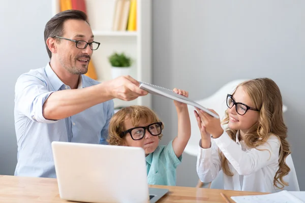 Hombre pasando cuaderno a chica — Foto de Stock