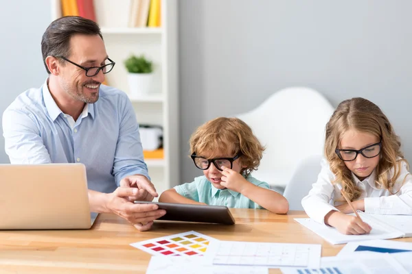 Man passerende notebook aan meisje — Stockfoto