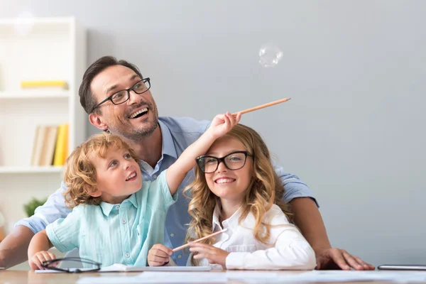 Pojke försöker fånga tvål bubbla — Stockfoto