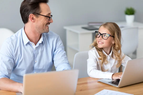 Mann und Mädchen schauen einander an — Stockfoto