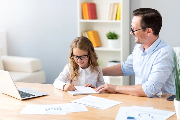 Man op zoek hoe meisje schrijven — Stockfoto