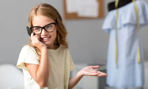 Fille ravie de parler au téléphone — Photo