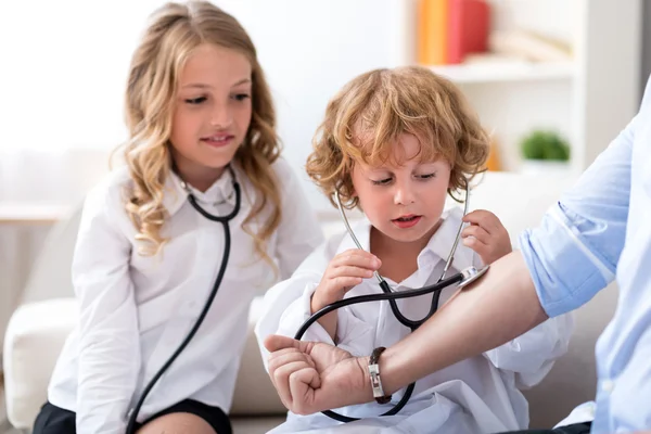 Niño y niña jugando en el hospital — Foto de Stock