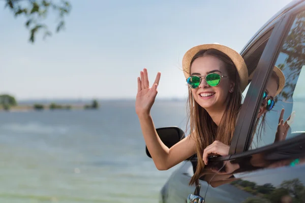 Positive Frau sitzt im Auto — Stockfoto