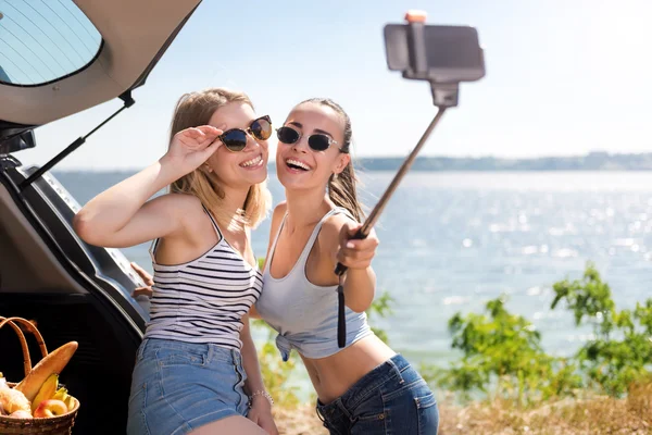 Positiv erfreute Freunde, die Selfies machten — Stockfoto